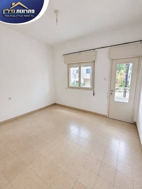 חדר מואר עם יציאה למרפסת – דירת 4 חדרים יחידה בקומה ברחוב בר גיורא, חיפה