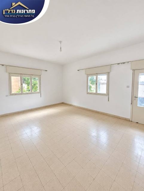 חלל מגורים גדול עם תקרה גבוהה – דירת 4 חדרים יחידה בקומה ברחוב בר גיורא, חיפה