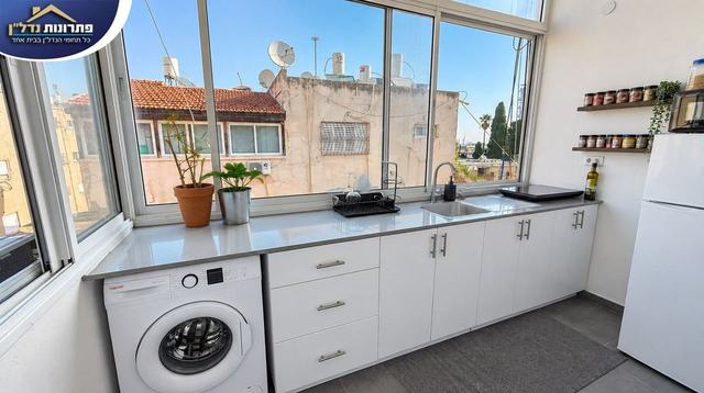 מטבח מואר – דירת 4 חדרים ברחוב בן יהודה, חיפה