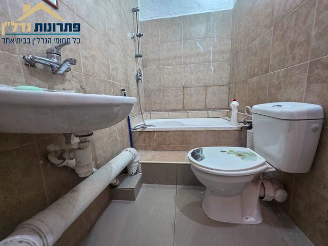 חדר רחצה עם אמבטיה – דירת 4.5 חדרים ברחוב גאולה, הדר, חיפה