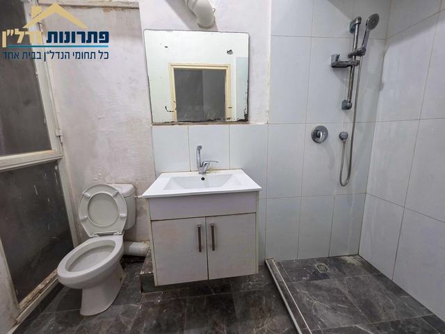 חדר רחצה עם מקלחון – דירת 4.5 חדרים ברחוב גאולה, הדר, חיפה