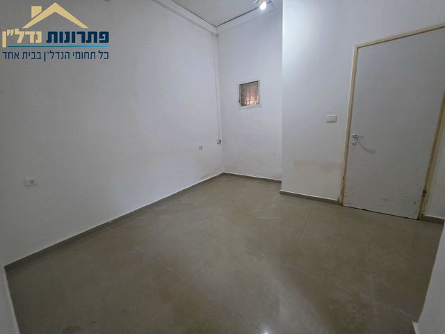 חדר שינה מרווח – דירת 4.5 חדרים ברחוב גאולה, הדר, חיפה
