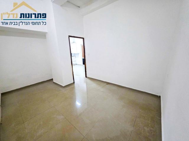 חדר עם מעבר למטבח – דירת 4.5 חדרים ברחוב גאולה, הדר, חיפה
