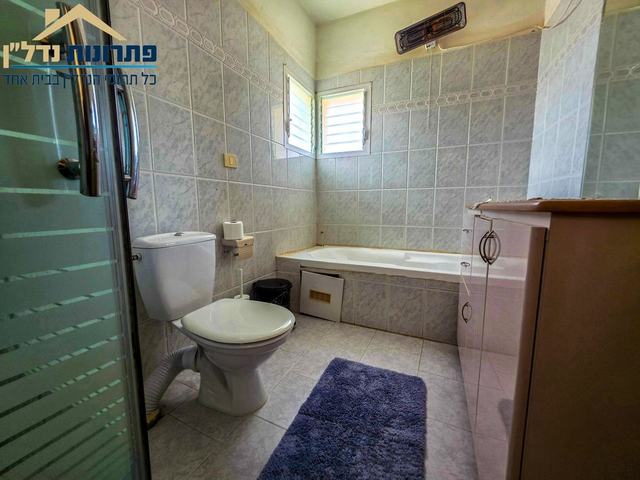 חדר רחצה עם אמבטיה – בית דו־משפחתי ברחוב גיורא, טירת כרמל