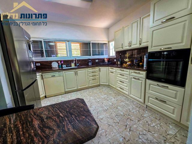 מטבח – בית דו־משפחתי ברחוב גיורא, טירת כרמל