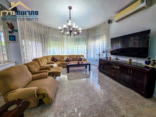 סלון מרווח – בית דו־משפחתי ברחוב גיורא, טירת כרמל