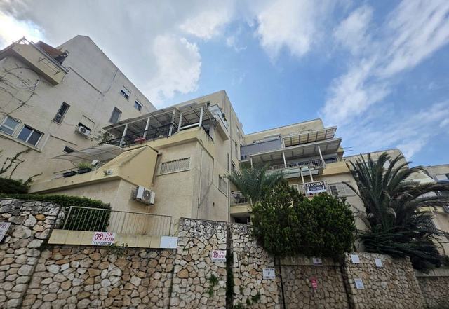 הבניין ברחוב הנטקה – דירת 4 חדרים ברחוב הנטקה, אחוזה, חיפה