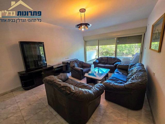 סלון עם יציאה למרפסת – דירת 5.5 חדרים ברחוב אידר, הכרמל, חיפה