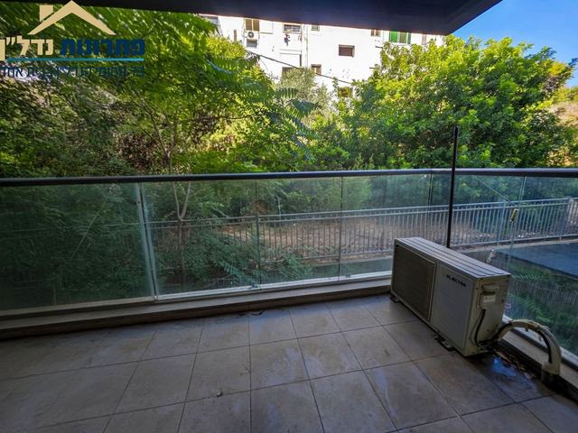 מרפסת עם נוף ירוק – דירה מחולקת ל-2 סוויטות ברחוב אריה לובה אליאב, נווה שאנן, חיפה