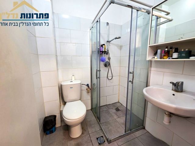 מקלחת ושירותים – דירה מחולקת ל-2 סוויטות ברחוב אריה לובה אליאב, נווה שאנן, חיפה