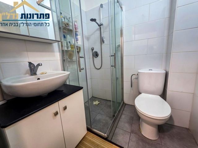 מקלחת ושירותים נוספים – דירה מחולקת ל-2 סוויטות ברחוב אריה לובה אליאב, נווה שאנן, חיפה