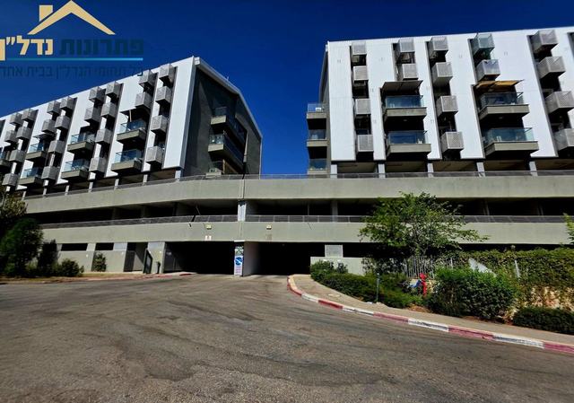 הכניסה לחניון ולבניין – דירה מחולקת ל-2 סוויטות ברחוב אריה לובה אליאב, נווה שאנן, חיפה