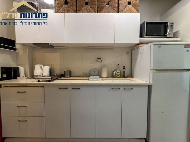 מטבחון בסוויטה הראשונה – דירה מחולקת ל-2 סוויטות ברחוב אריה לובה אליאב, נווה שאנן, חיפה