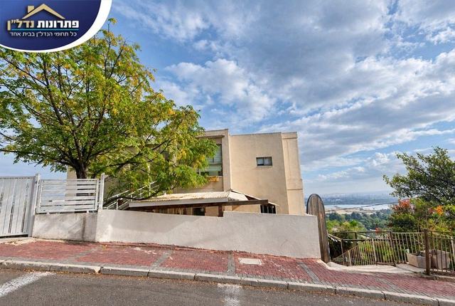 הבית מבחוץ, עם נוף למפרץ – דירת גן ברחוב אורח חיים, גבעת נשר