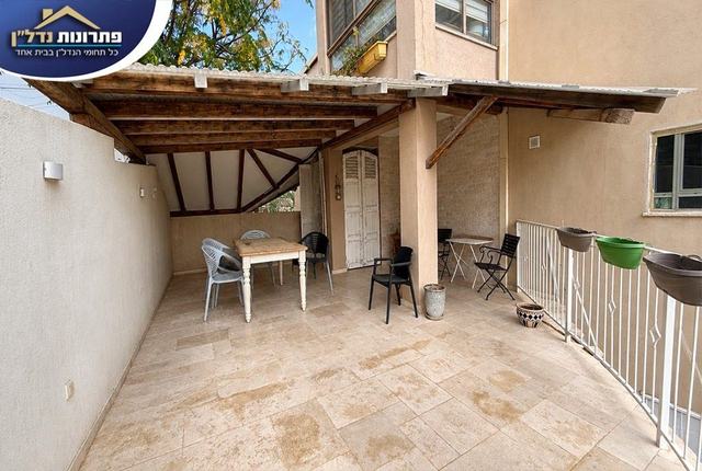 מרפסת הכניסה המקורה, כ-40 מ״ר – דירת גן ברחוב אורח חיים, גבעת נשר