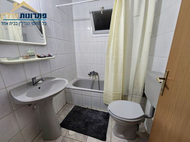 חדר רחצה עם אמבטיה – פנטהאוס בנווה שאנן, חיפה