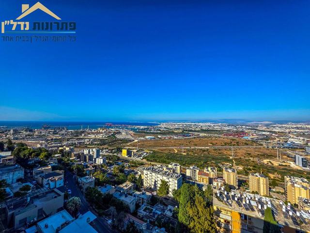 מרפסת הגג בקומה העליונה – פנטהאוס בנווה שאנן, חיפה