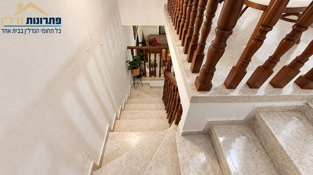 גרם המדרגות בין המפלסים – טריפלקס 6.5 חדרים ברחוב שימקין, רמת בגין, חיפה