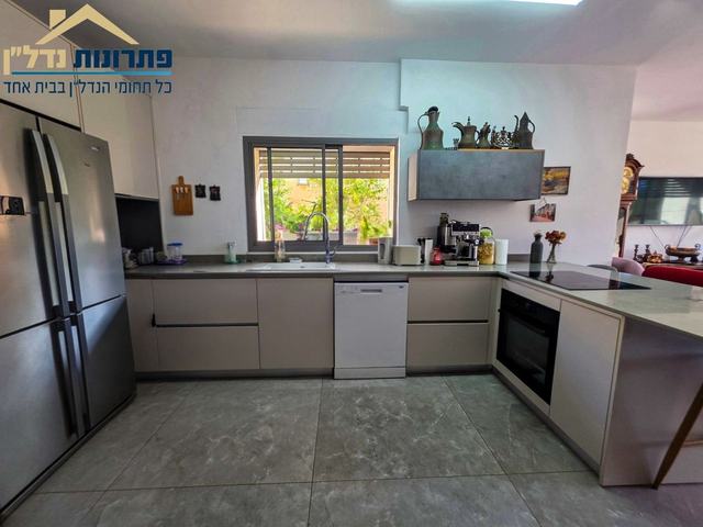מטבח – דירת 5 חדרים ברחוב הורדים, הכרמל הוותיק, חיפה