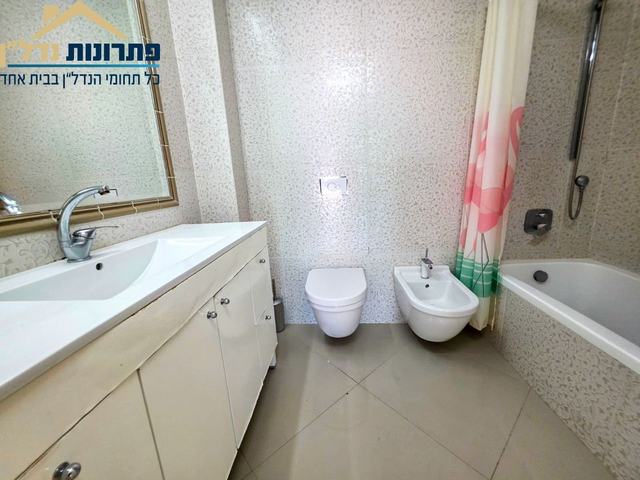 חדר רחצה עם אמבטיה – דירת 3 חדרים ברחוב יפה נוף, מרכז הכרמל, חיפה