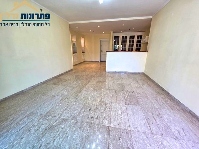 חלל המגורים – דירת 3 חדרים ברחוב יפה נוף, מרכז הכרמל, חיפה