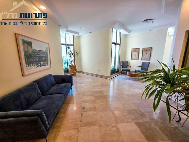 לובי קומתי – דירת 3 חדרים ברחוב יפה נוף, מרכז הכרמל, חיפה