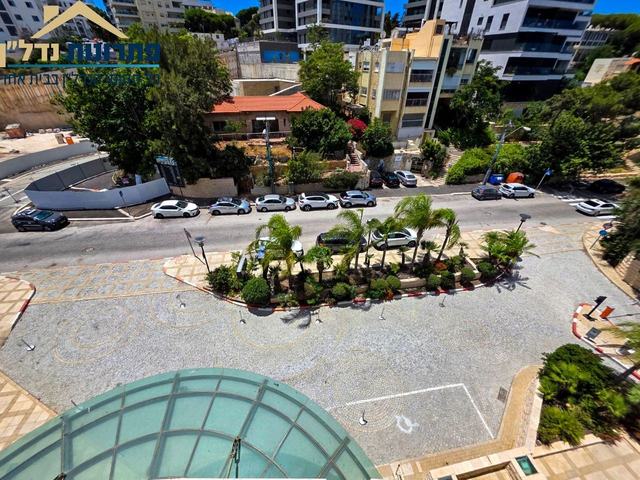 רחבת הכניסה לבניין – דירת 3 חדרים ברחוב יפה נוף, מרכז הכרמל, חיפה