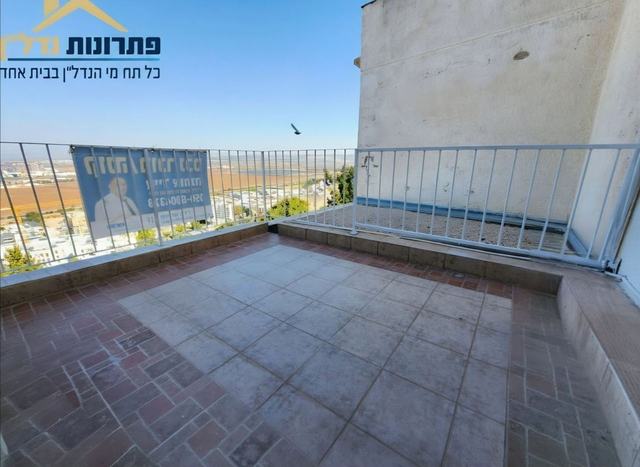 מרפסת שמש עם נוף – דירת 4 חדרים ברחוב היסמין, רמות יצחק, נשר