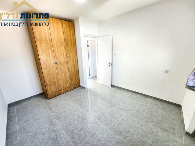 חדר שינה עם ארון – דירת 4 חדרים ברחוב היסמין, רמות יצחק, נשר