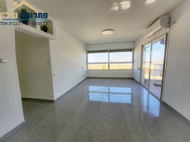 חלל המגורים המשופץ – דירת 4 חדרים ברחוב היסמין, רמות יצחק, נשר
